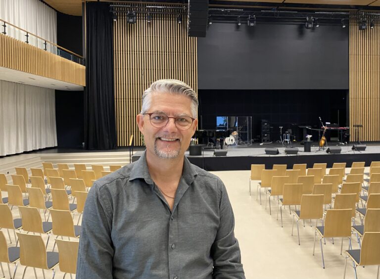 Rúni Højgaard í Lívdini framman fyri pallinum
